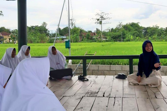 Nadhilla Sekar Pramesty, Duta Genre Jatim 2020 melakukan kelas terbuka bersama para santri di pondok Pesantren Darul Falah. SP/PATRIK CAHYO