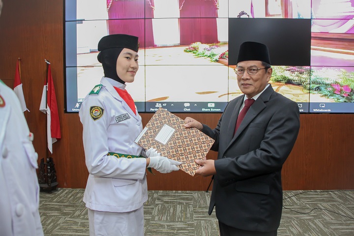 Wabup Lamongan menyerahkan SK pengukuhan purna pasikbra 2021 sebagai duta Pancasila. SP/MUHAJIRIN KASRUN 