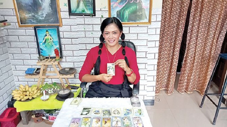 Dwi Mayasari alias Madam Cinta menunjukkan kartu tarot di ruang kerja. SP/ TLG