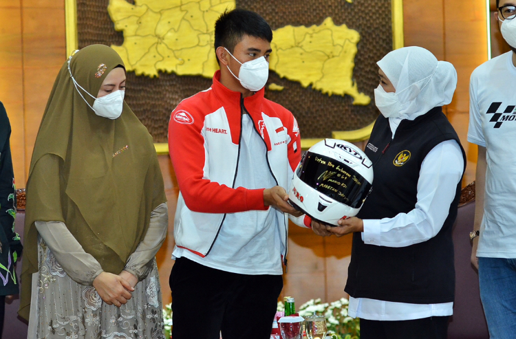 Mario Aji memberikan souvenir berupa helm kepada Gubernur Khofifah saat berkunjung ke Gedung Negara Grahadi, Senin (1/12/2021). 