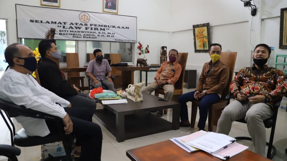 Gus Hifni (kiri) didampingi Kuasa Hukum Dr Bachrul Amiq menunjukkan surat yang menjadi bukti sengketa antara yayasan pengelola Masjid Sunan Ampel, Kamis (21/5/2020). Sp/Arlana