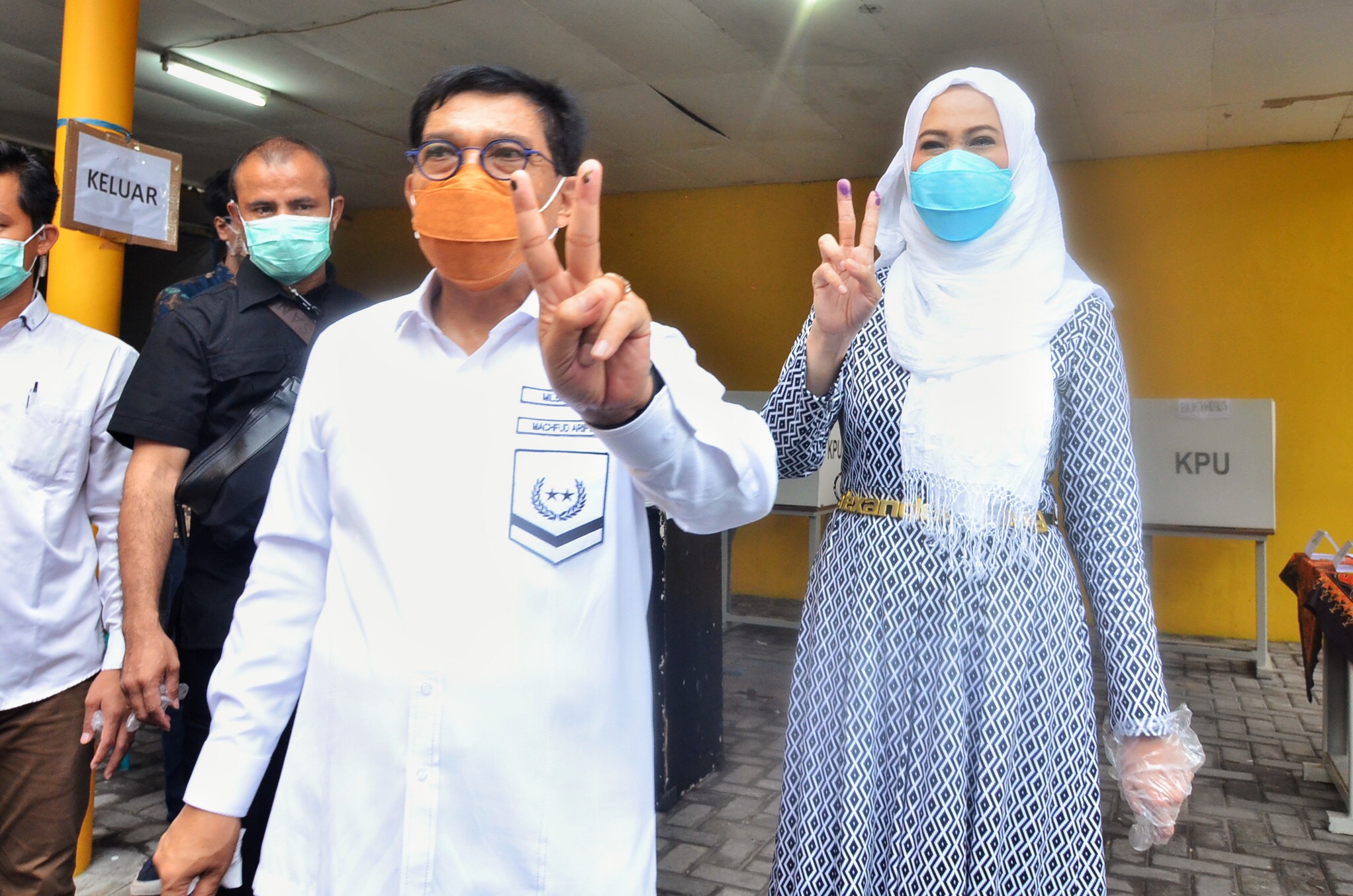 Machfud Arifin bersama istri usai mencoblos di TPS 25 Tegalsari. (Foto: SP/arlana)
