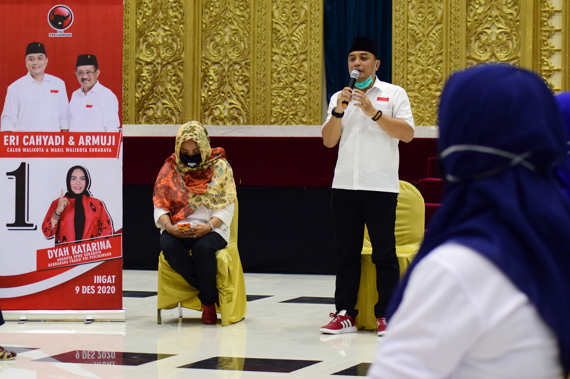 Eri Cahyadi Paslon No 1 Pilwali Surabaya 2020, memberikan bentuk apresiasi pada Bunda Paud saat pertemuan dengan Ketua Paguyuban Bunda Paud se - kecamatan Kota Surabaya di Graha Unesa, Surabaya, Jawa Timur, Minggu (18/10).SP/Patrik Cahyo