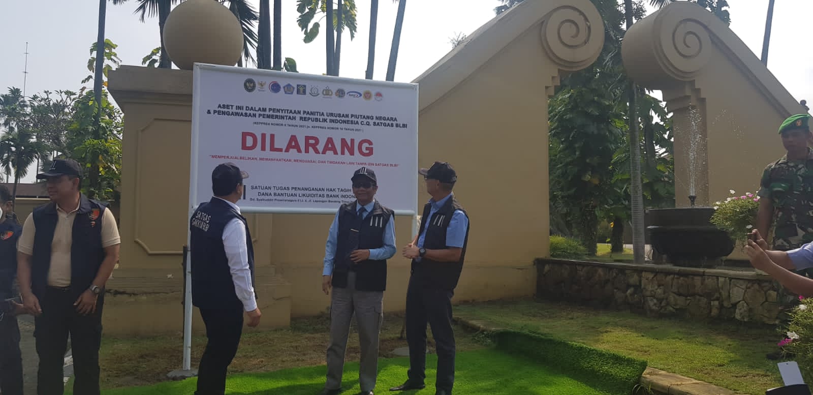 Mahfud MD bersama Ketua Satgas BLBI dan Kabareskrim Polri saat melakukan penyitaan aset Bank Aspac. (foto: istimewa)