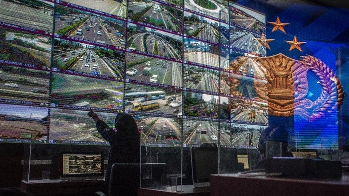 Petugas NTMC Korlantas Polri secara 24 jam mengamati arus lalu lintas dan para pelanggar lalu lintas secara nasional di NTMC Polri, Selasa (23/3/2021). SP/korlantas polri