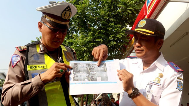 Petugas menunjukkan gambar tangkapan layar pelanggaran yang terekam ETLE