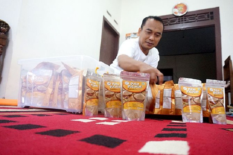 Edie Suprapto dengan produk minuman bekatulnya. SP/ SBY