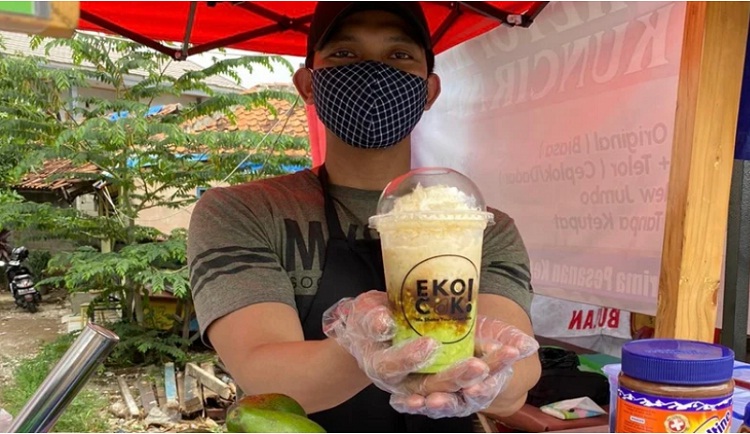 Eko Setiawan dengan minuman minuman alpukat kocok buatannya. SP/ SBY