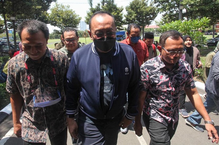 Momen Akhmad Hadian Lukita saat dirinya pertama kali hadir dalam penyidikan sebagai tersangka sebelum ditahan di Ditreskrimum Polda Jatim. SP/Ariandi