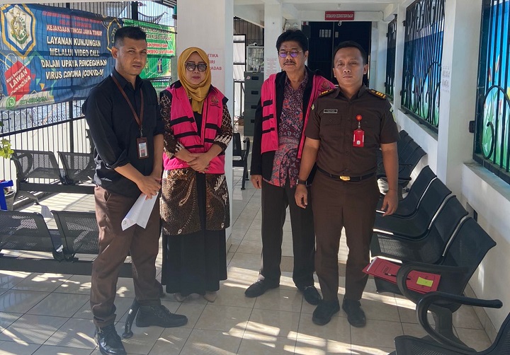 Ekspresi Saiful Rachman saat ditahan bersama Kepsek SMK Baiturrohman Jombang Eny Rhosidah, di Rutan Kelas 1 Surabaya Cabang Kejati Jatim, Rabu (2/8/2023) kemarin. SP/Budi Mulyono