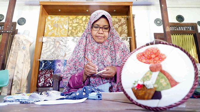 Elis Zulva Mastuti dengan kerajinan kimekomi miliknya. SP/ TLG