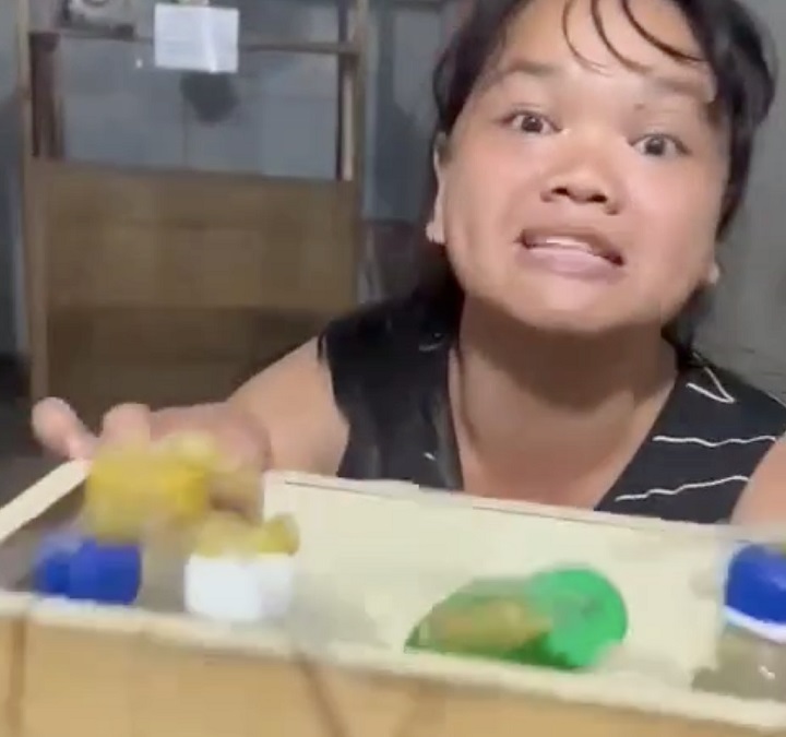 Tangkapan layar emak-emak yang menggerebek basecamp Narkoba di Kota Jambi dan menunjukkan barang bukti narkoba yang ditemukan, viral di media sosial.