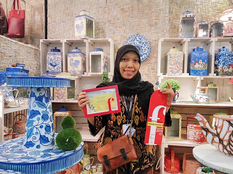 Eni Aryani dengan produk wastraloka. SP/ YGK