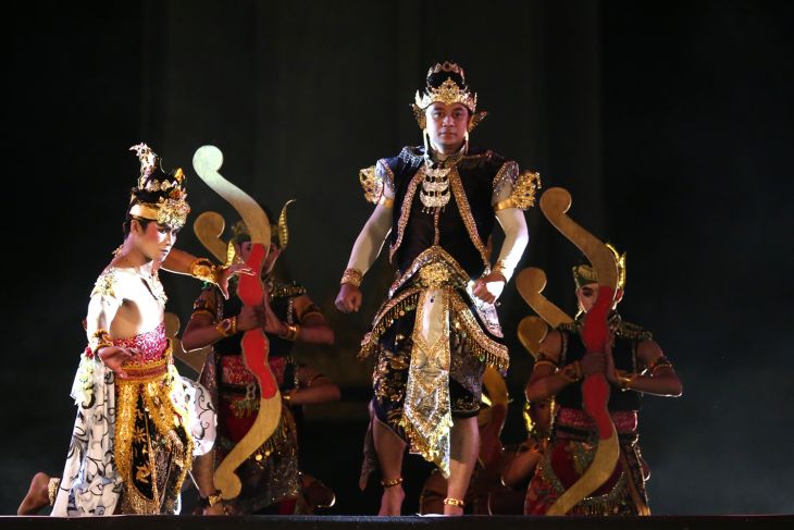 Wali Kota Surabaya Eri Cahyadi berperan sebagai Mahapatih Gajah Mada dalam pagelaran Wayang Sejarah Sumpah Merah Putih 'Gayatri Rajapatni' yang digelar di Tugu Pahlawan, Senin (8/11/2021) malam. SP/ Humas Pemkot Surabaya