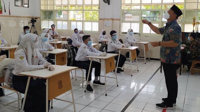 Wali Kota Surabaya Eri Cahyadi saat menjadi guru SMP dalam simulasi pembelajaran tatap muka di SMPN 1 Surabaya, Jumat (16/4/2021). SP/Alqomar