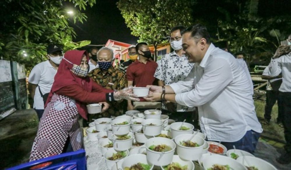 Dengan tak bermasker, Eri Cahyadi menyapa beberapa pegiat UMKM di daerah Wisma Penjaringan Sari Surabaya, Kamis malam. SP/tim eri cahyadi