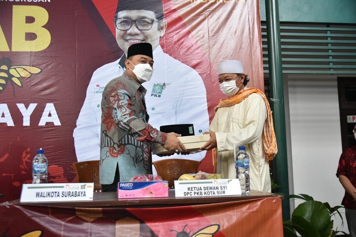 Wali Kota Surabaya Eri Cahyadi mendapat songkok dan kitab suci dari Ketua Dewan Syuro DPC PKB Surabaya KH Mas Yusuf Muhajir, dalam Pembukaan Muscab PKB Surabaya, Minggu (7/3/2021). SP/Alqomar