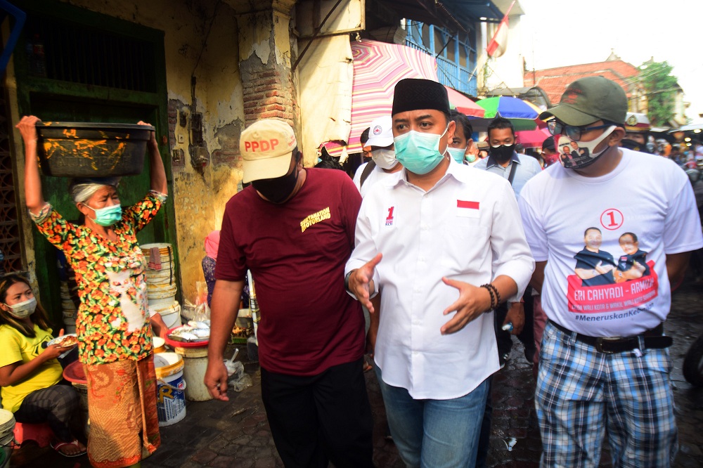 Eri Cahyadi Calon Wali Kota Surabaya menyapa pedagang yang berjualan saat Temu Pedagang Pasar Pabean di Pasar Pabean Kecamatan Pabean Cantikan, Surabaya, Senin (26/10).sP/Patrik Cahyo
