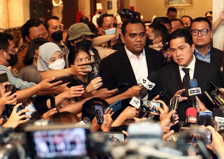 Ekspresi Erick Thohir setelah terpilih langsung ditodong oleh puluhan awak media.