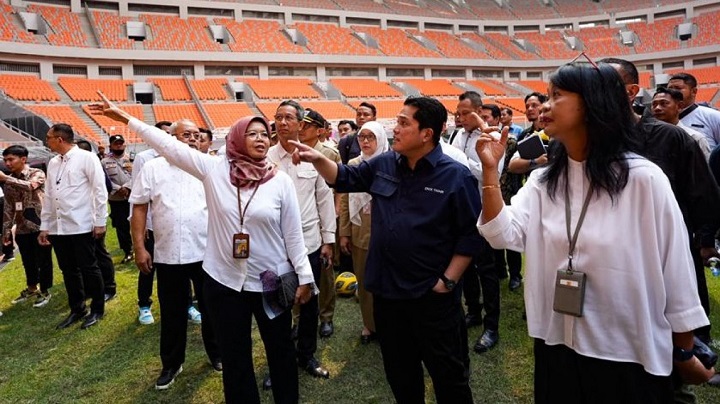 Erick Thohir, Ketua PSSI, saat meninjau Stadion Jakarta Internasional Stadium (JIS) di Jakarta Utara, yang disiapkan untuk veneu Piala Dunia U-17, November-Desember 2023 mendatang.