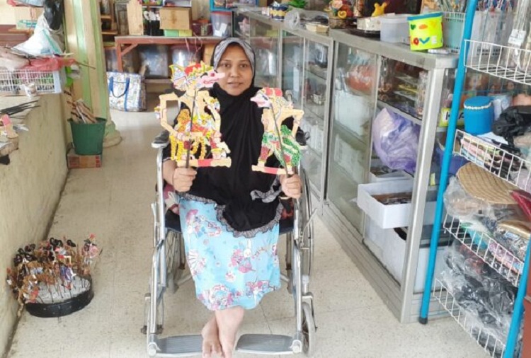 Herlin Susilowati dengan kerajinan wayang buatannya. SP/ MDN