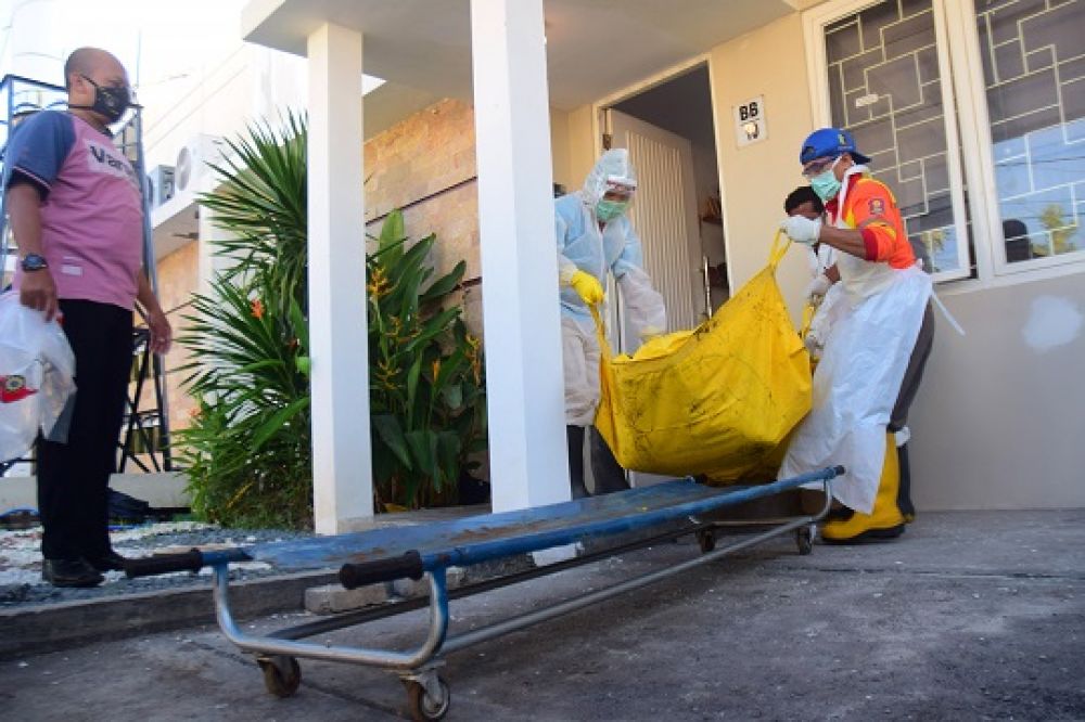 Petugas mengenakan APD lengkap mengevakuasi jasad perempuan yang ditemukan meninggal di Desa Pepe, Perumahan Alam Juanda, Sidoarjo, Jawa Timur, Rabu (1/7).

Foto: SP/Patrik Cahyo