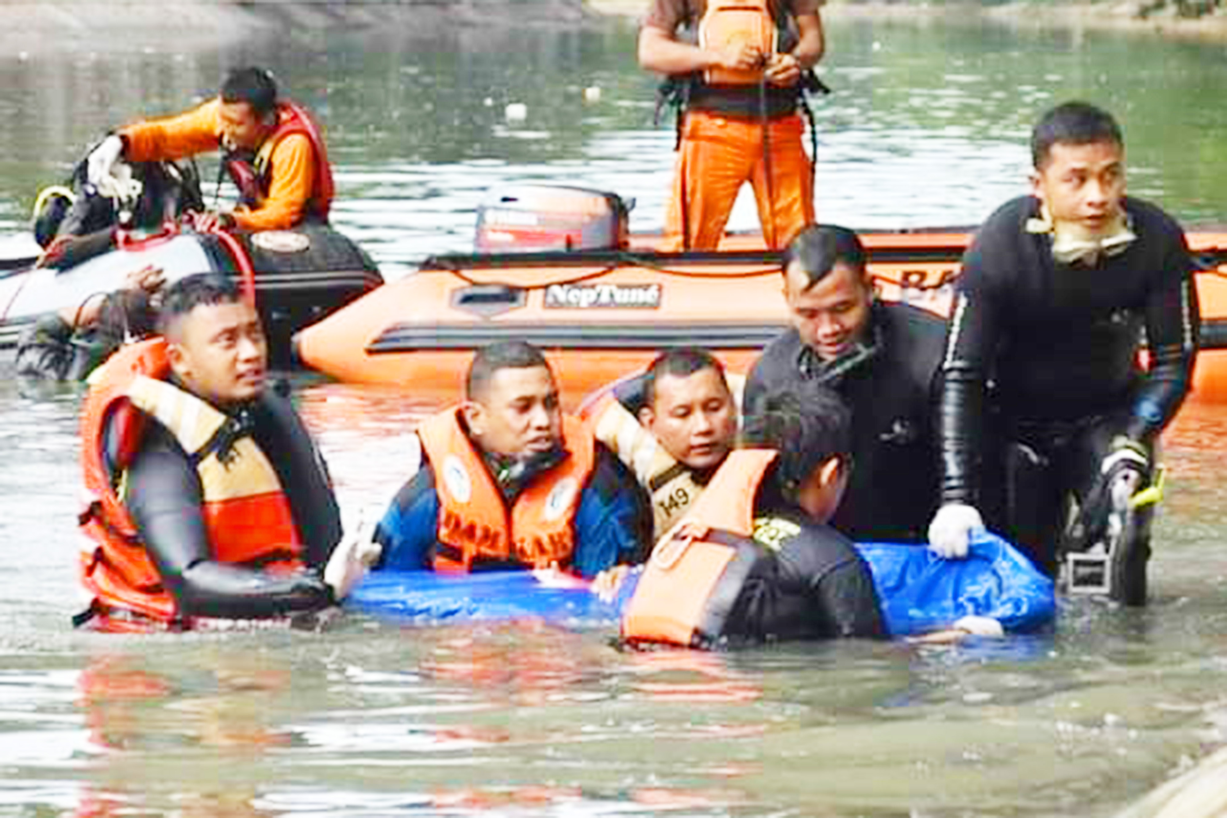 Petugas mengevakuasi jasad bocah SMP yang tenggelam di Kalimas . SP/Patrik