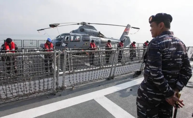 Laksda TNI  Tolhas Sininta Nauli Basana Hutabarat, Pangkoarmada II, memimpin prosesi pencarian dan evakuasi pesawat latih Bonanza milik TNI-AL. (foto inzet) Pilot Lettu Laut (P) Judistira semasa hidup.