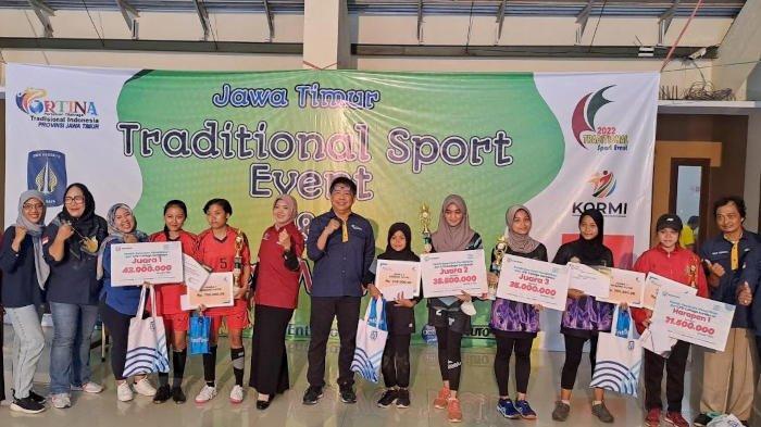 Event olahraga tradisional hadang atau gobak sodor di SMKN 12 Surabaya pada 21–22 Desember 2022.