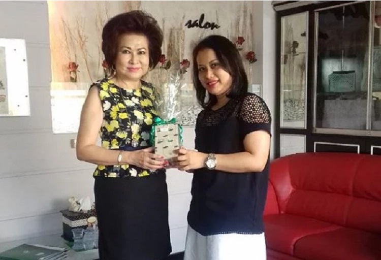 Evi Sianawati (kiri) bersama pelanggannya (kanan). SP/ SBY