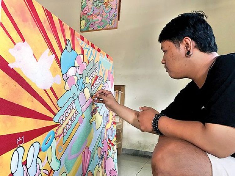 Excris Endy Pratito yang sedang melukis karyanya beraliran pop surealis. SP/ TLG