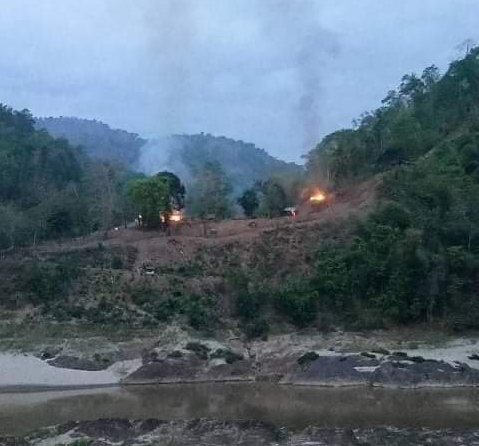 Kebakaran dan tembakan mendengar sebagai orang terlihat berjalan setelah pasukan KNU Karen National Union merebut pos terdepan tentara Myanmar di dekat perbatasan Thailand. SP/Video diverifikasi oleh @reuters