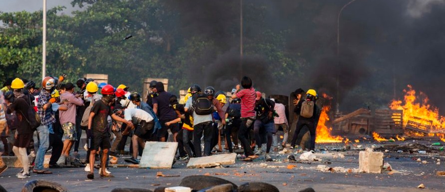 Pengunjuk rasa anti-rezim melawan tentara dan polisi di Yangon pada bulan Maret. SP/ Irawaddy
