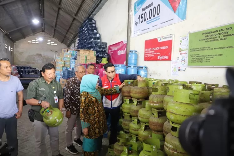 Jajaran Pemkab Jombang saat melakukan sidak di beberapa pangkalan elpiji. Foto: Pemkab Jombang.