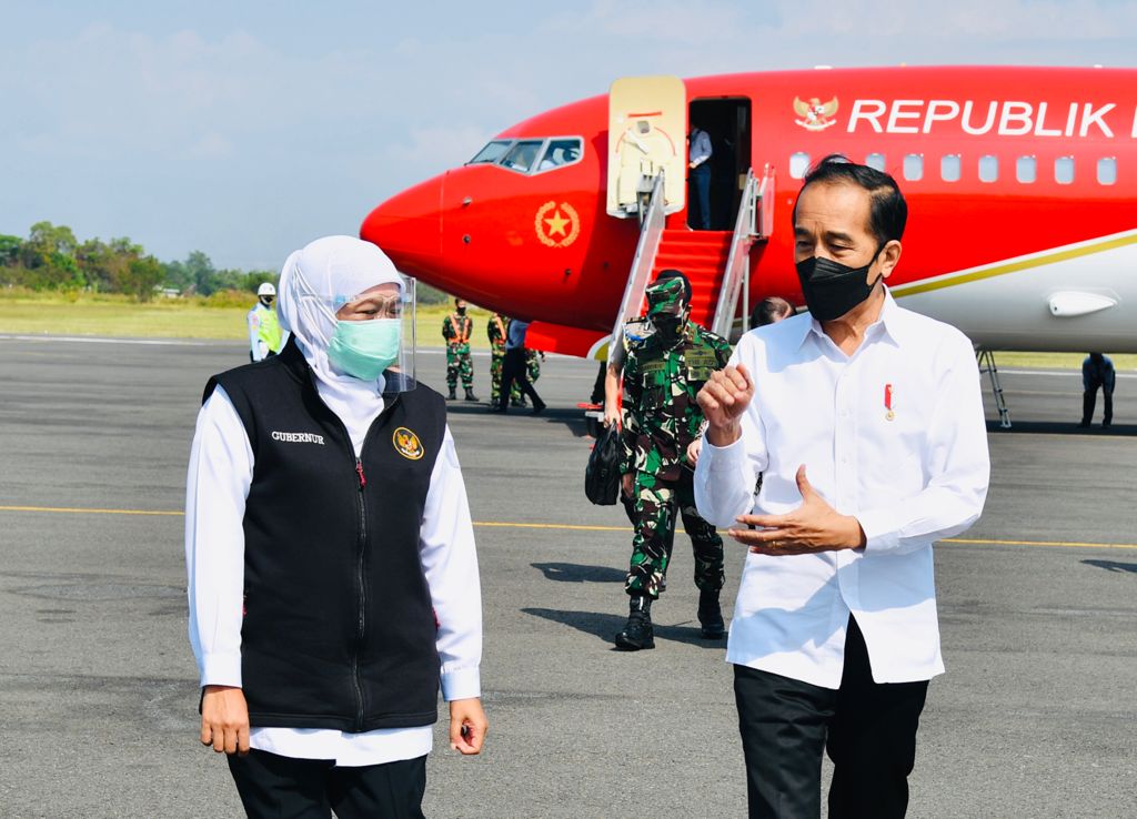 Gubernur Jatim Khofifah Indar Parawansa bersama Presiden Jokowi saat melakukan peninjauan di Kabupaten Madiun, Kamis (19/8/2021).