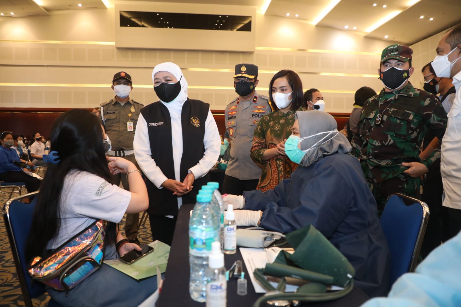 Gubernur Jatim Khofifah Indar Parawansa saat meninjau vaksin di Grand City, Surabaya, Selasa (3/8/2021).