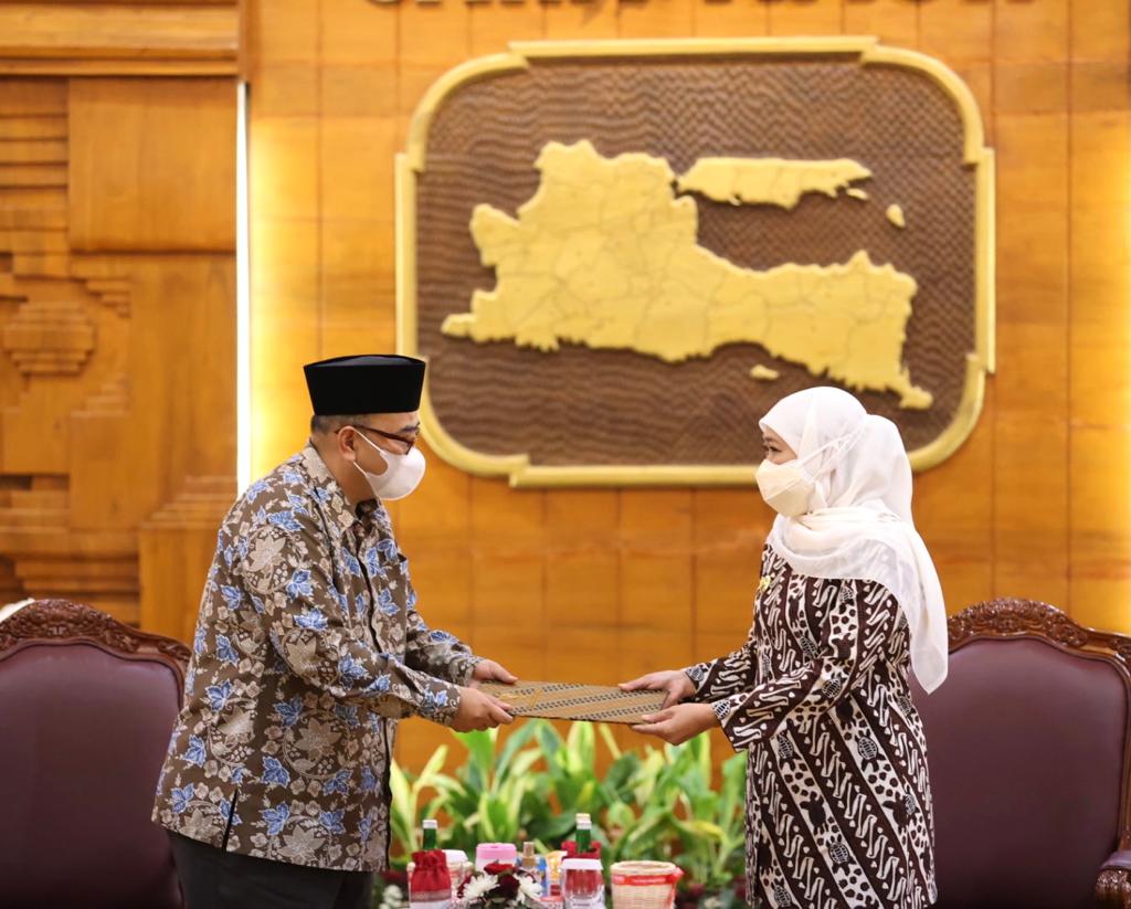 Gubernur Jatim Khofifah saat menyerahkan SK Plt Bupati Probolinggo kepada Timbul Prihanjoko di Gedung Grahadi, Surabaya, Selasa (31/8/2021)