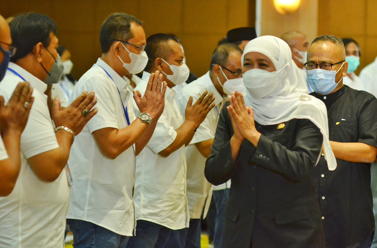 Gubernur Jatim Khofifah Indar Parawansa saat menghadiri acara pelantikan PWI di Hotel Grand Mercure Mirama Surabaya, Rabu (12/1/2021). Sp/Arlana