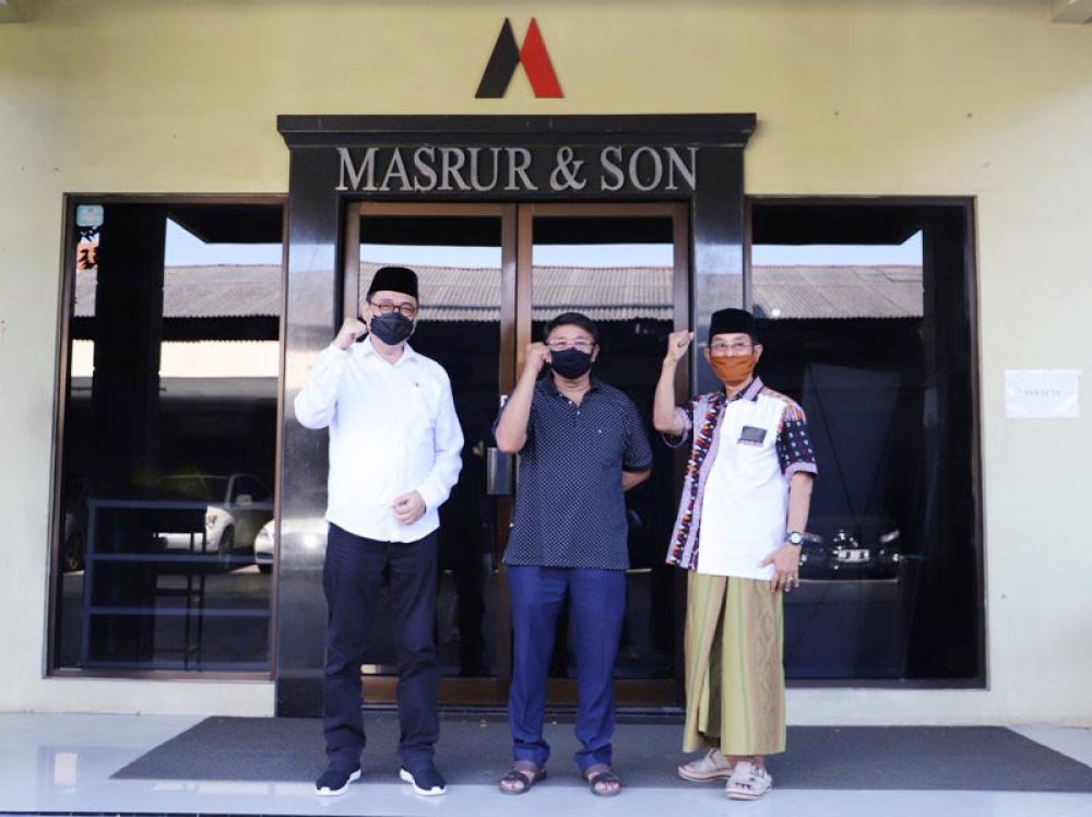 (Dari kiri), Kelana Aprilianto, Haji Masnuh, dan KH Achmad Rofi'i (Wakil Ketua Tim Pemenangan Kelana-Dwi Astuti) melakukan sesi foto di kantor PT Masrur and Son di Ngingas, Waru, Sidoarjo, Sabtu (19/9/2020). Sp/Ist