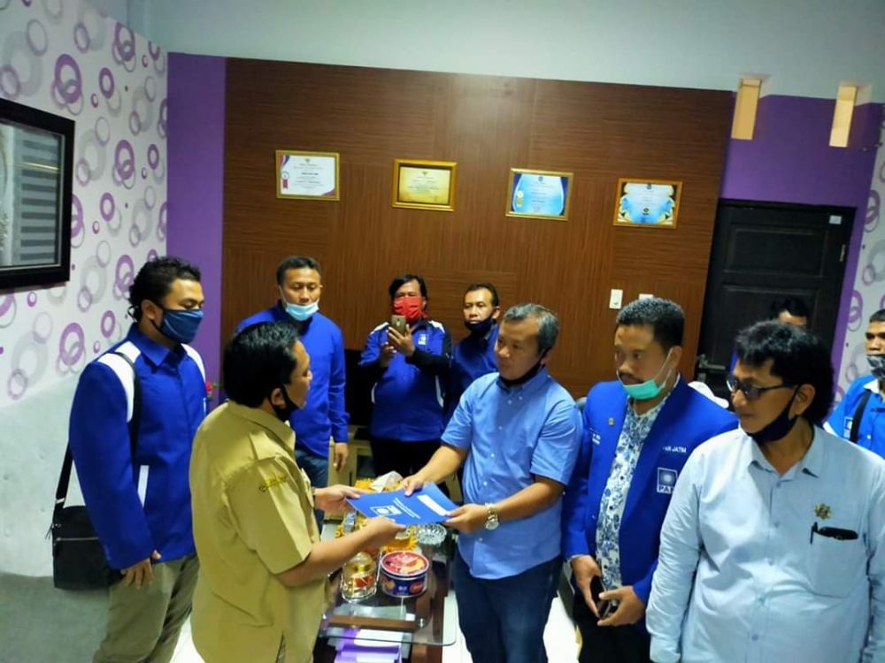 Wakil Sekretaris Jenderal DPP PAN Fikri Yasin menyerahkan SK usulan PAW wakil ketua DPRD ke  Sekretaris DPRD Lamongan, Aris Wibawa.

FOTO:SP/IST