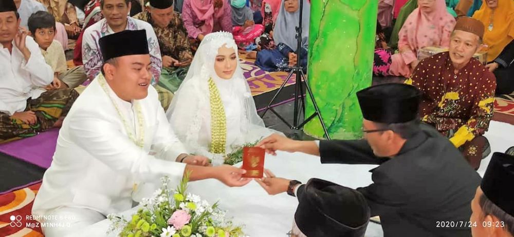 Gus Obby saat menerima buku nikah dari penghulu usai akad nikah di Mushola PPSD Putri.
FOTO:SP/MUHAJIRIN KASRUN