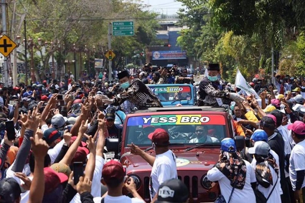 Bapaslon Yes Bro saat menyalami pendukungnya saat perjalanan menuju kantor KPUD. SP/MUHAJIRIN KASRUN