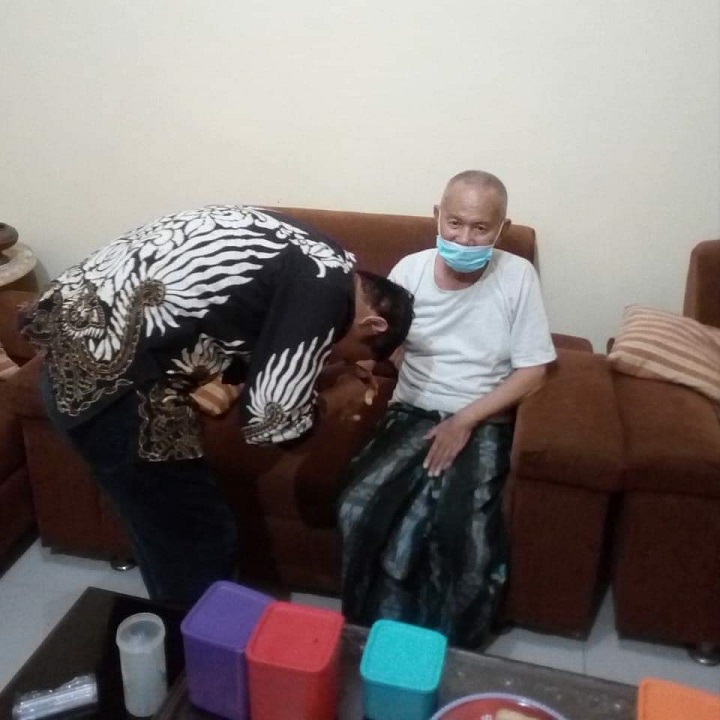 Bupati terpilih Yuhronur Efendi saat sungkem ke orang tuanya sebelum mencoblos pada pilkada 9 Desember 2020 lalu. SP/MUHAJIRIN KASRUN