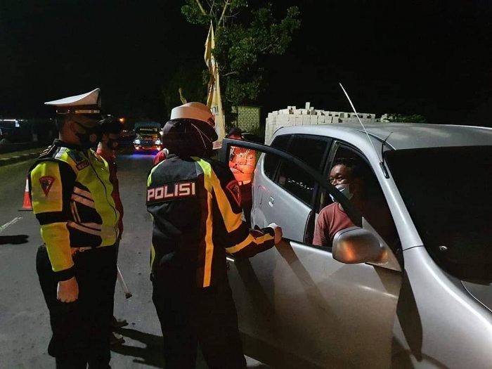 Caption: Petugas saat melakukan pemeriksaan kepada pemudik yang masuk Lamongan.FOTO:SP/MUHAJIRIN KASRUN