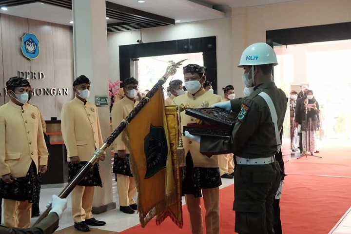 Ketua DPRD Lamongan, H. Abd Ghofur saat menyematkan lambang daerah di Gedung DPRD. SP/MUHAJIRIN KASRUN