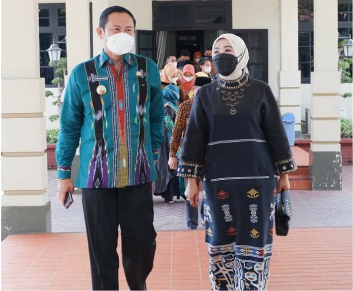 Bupati dan Kajari berjalan bersama menuju Pendopo Lokatantra dalam acara pisah sambut Kajari Lamongan. SP/MUHAJIRIN KASRUN