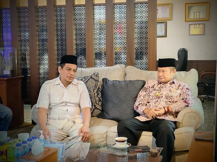 Gus Raden Imam Muhlisin saat beraudiensi dengan Bupati Yuhronur Efendi di ruang kerja Bupati. SP/MUHAJIRIN KASRUN