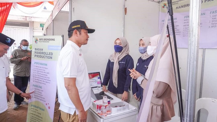 Bupati saat melihat langsung Stand dari salah satu perusahaan yang ikut job fair expo Lamongan. SP/MUHAJIRIN KASRUN