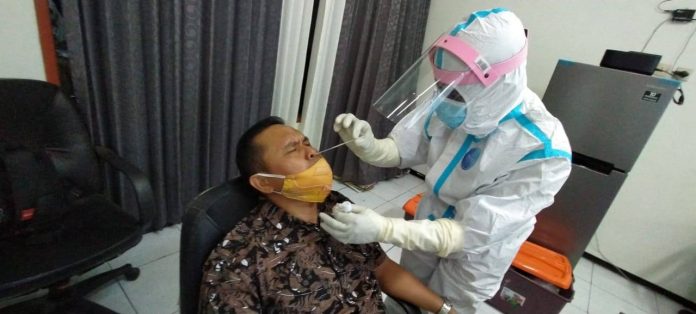 Salah satu anggota DPRD saat dites swab PCR di Kantor DPRD Kota Pasuruan.