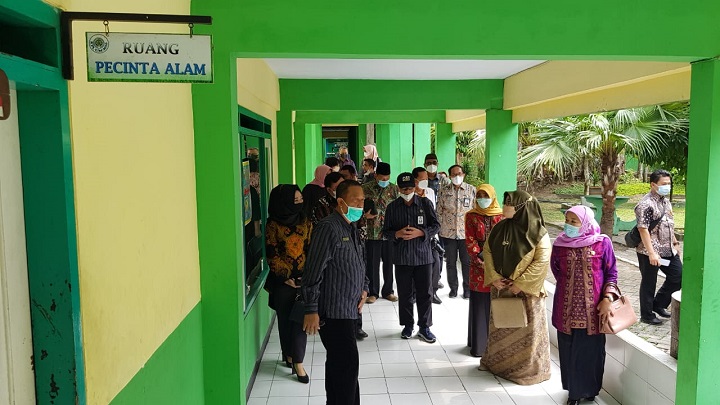 Jajaran Komisi E DPRD Jatim saat melakukan pengkajian persiapan sekolah tatap muka bersama sejumlah kepala sekolah di SMK Negeri Singosari, Malang, Selasa (25/5/2021). SP/Riko Abdiono